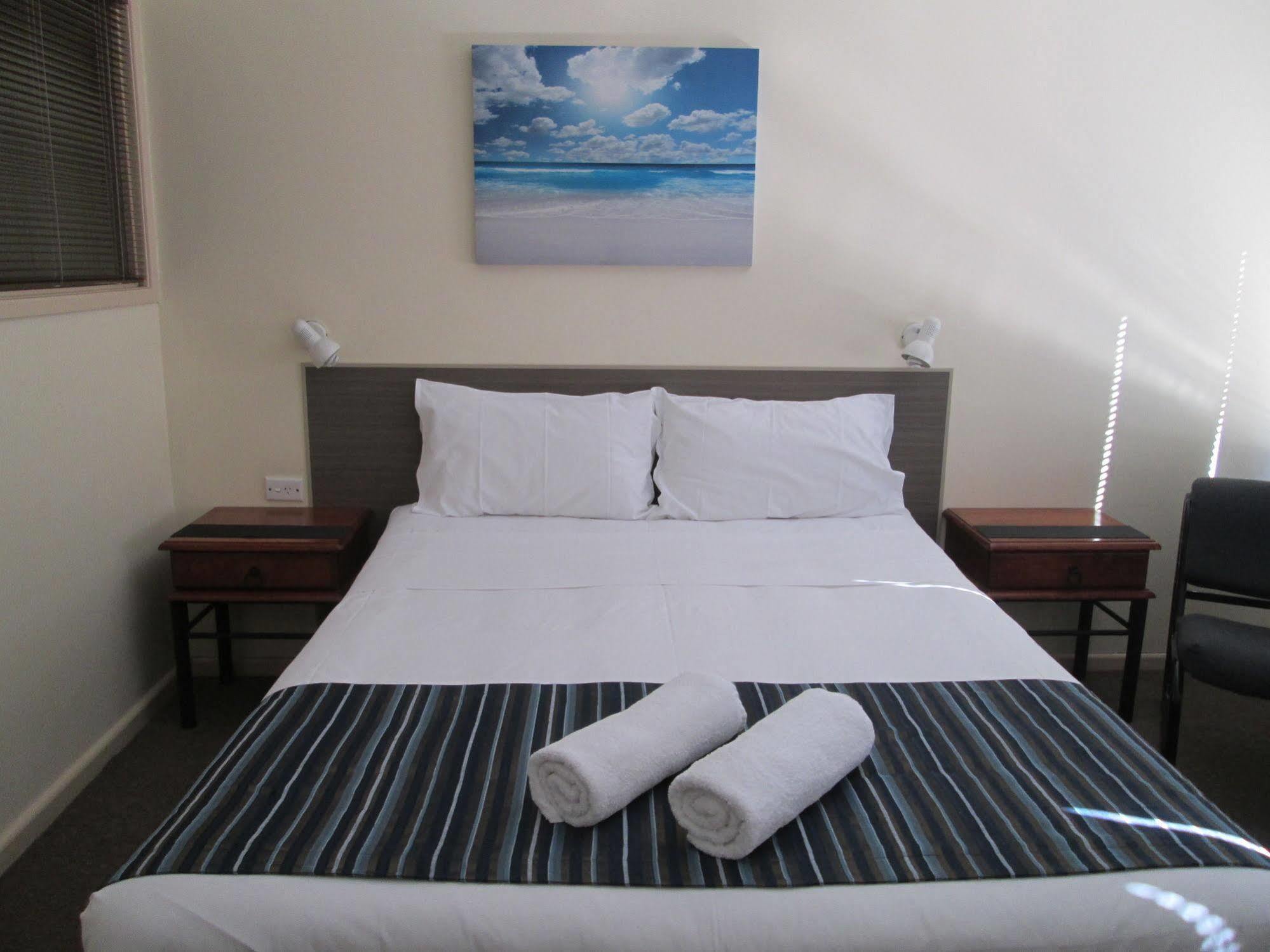 Tower Court Motel - Adults Only Haven Χέρβεϊ Μπέι Εξωτερικό φωτογραφία
