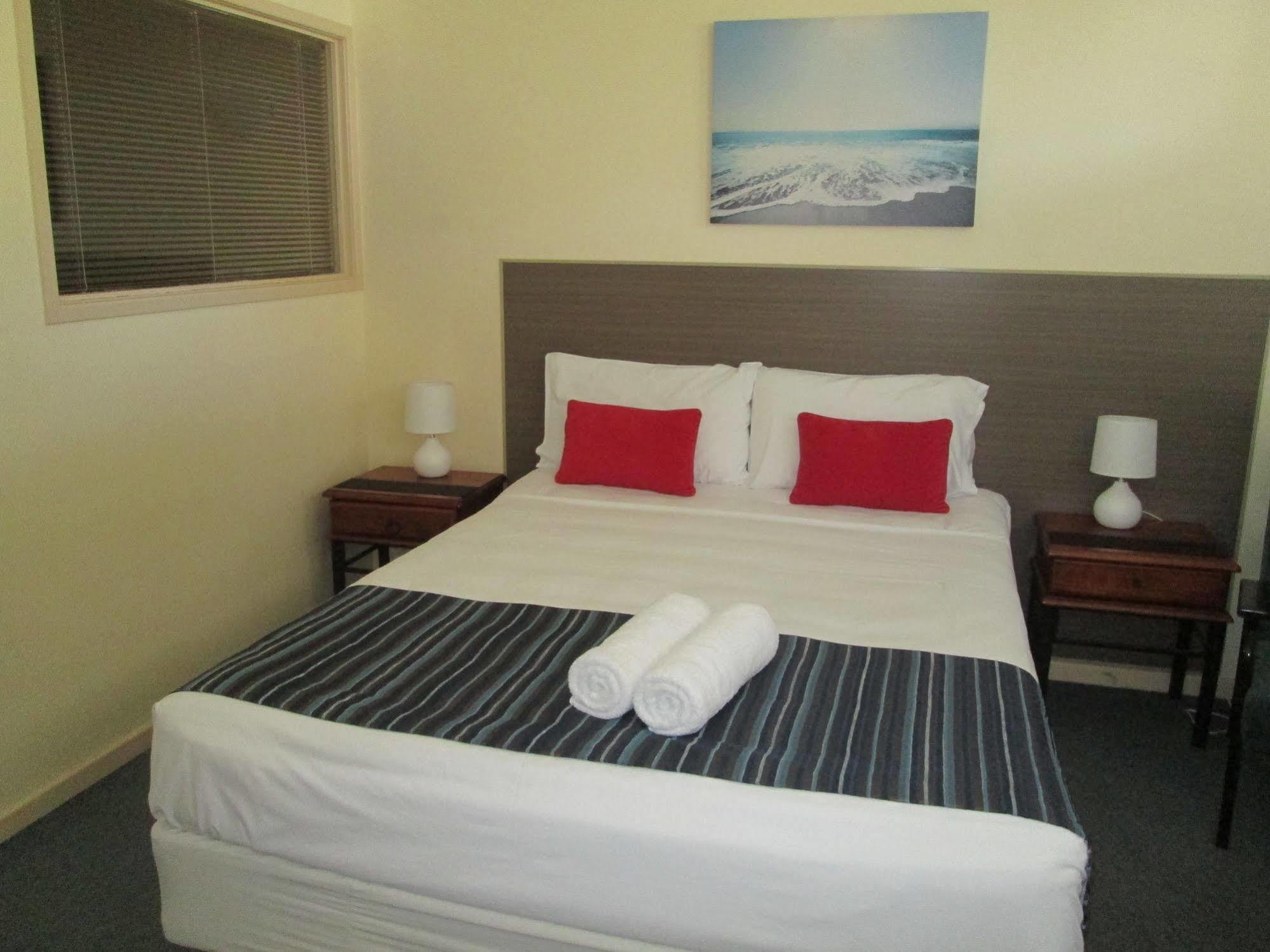 Tower Court Motel - Adults Only Haven Χέρβεϊ Μπέι Εξωτερικό φωτογραφία